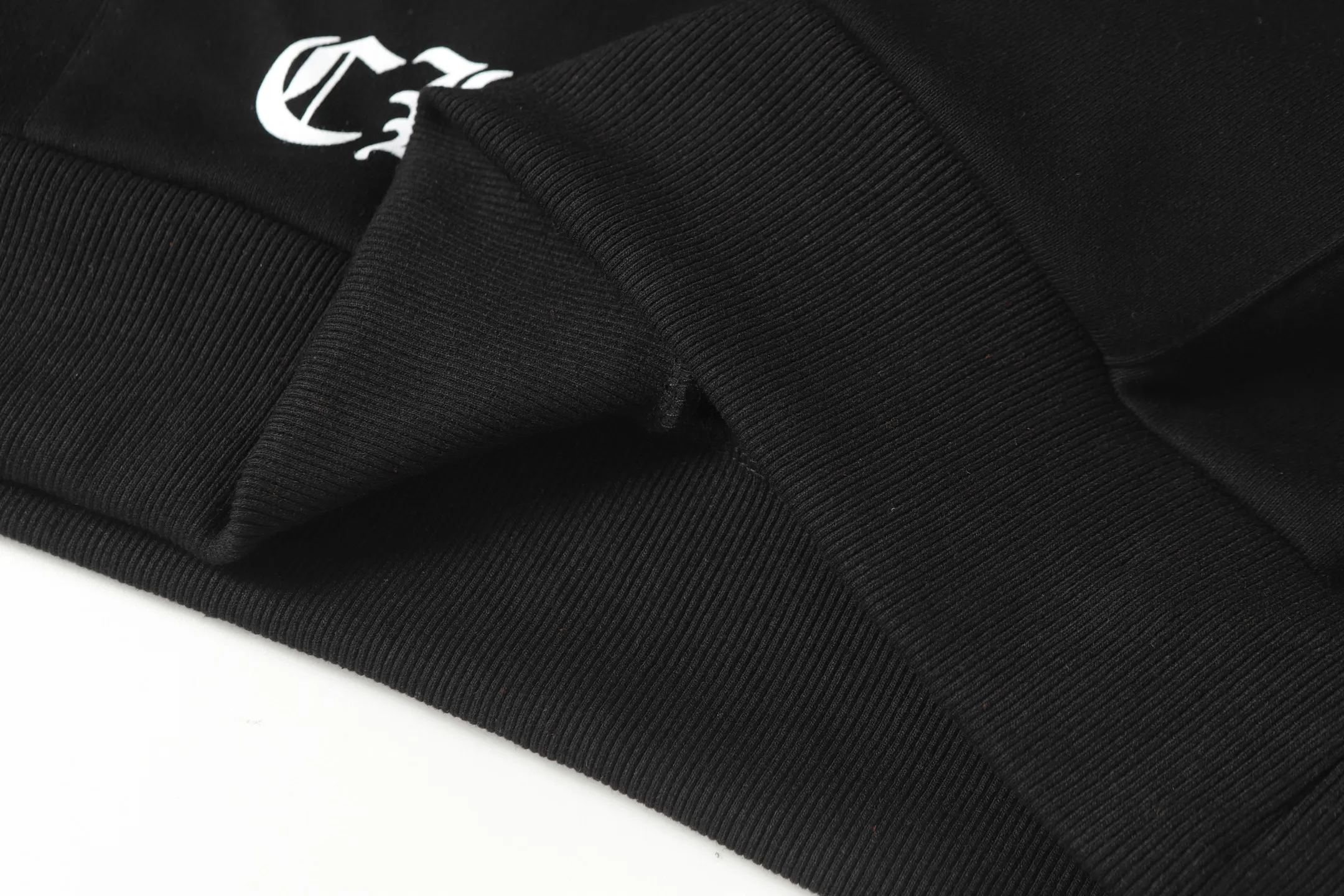 P240 Cross-border model, please do not place an order if you are pursuing quality - Chrome Hearts/Chrome Hearts Lips👄 Horseshoe Sanskrit printed hooded sweatshirt - High weight, high density, high quality, soft, delicate and skin-friendly wool, soft and silky to the touch, excellent warmth and skin-friendly properties - Custom-woven and dyed, no color difference, no matter the fabric or workmanship details, beat the ordinary version on the market - Hardware zipper accessories are all customized, full of details -Colour: black white -Size: S M L XL